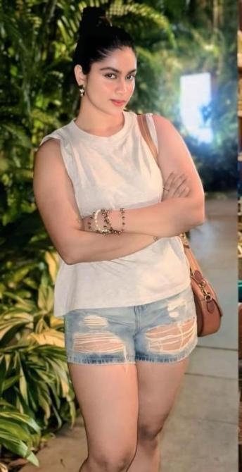 Nice chubby figure aunty giving satisfaction service 